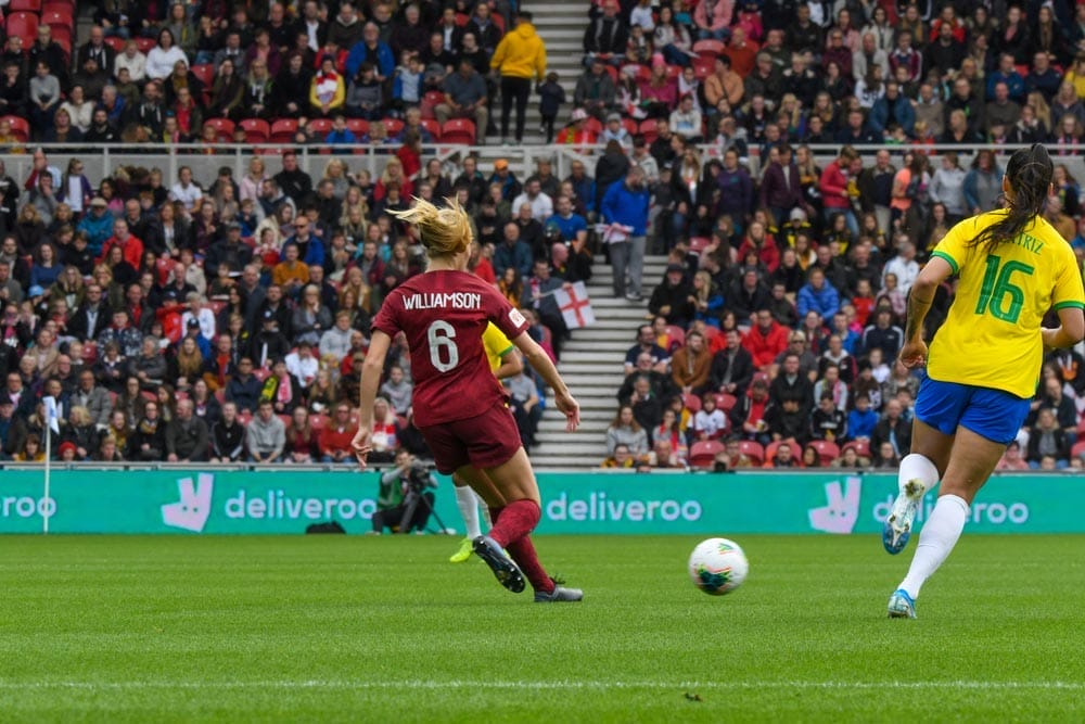 Middlesbrough, England, 5 October 2019: Leah Williamson passes the ball